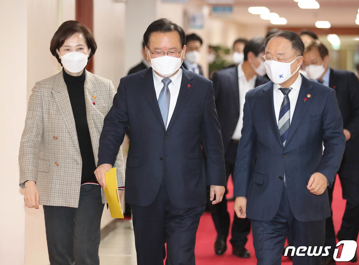 본문 이미지 - 김부겸 국무총리, 유은혜 사회부총리 겸 교육부 장관, 홍남기 경제부총리 겸 기획재정부 장관이 21일 서울 종로구 정부서울청사에서 열린 임시 국무회의에 참석하고 있다. 2022.1.21/뉴스1 ⓒ News1 성동훈 기자