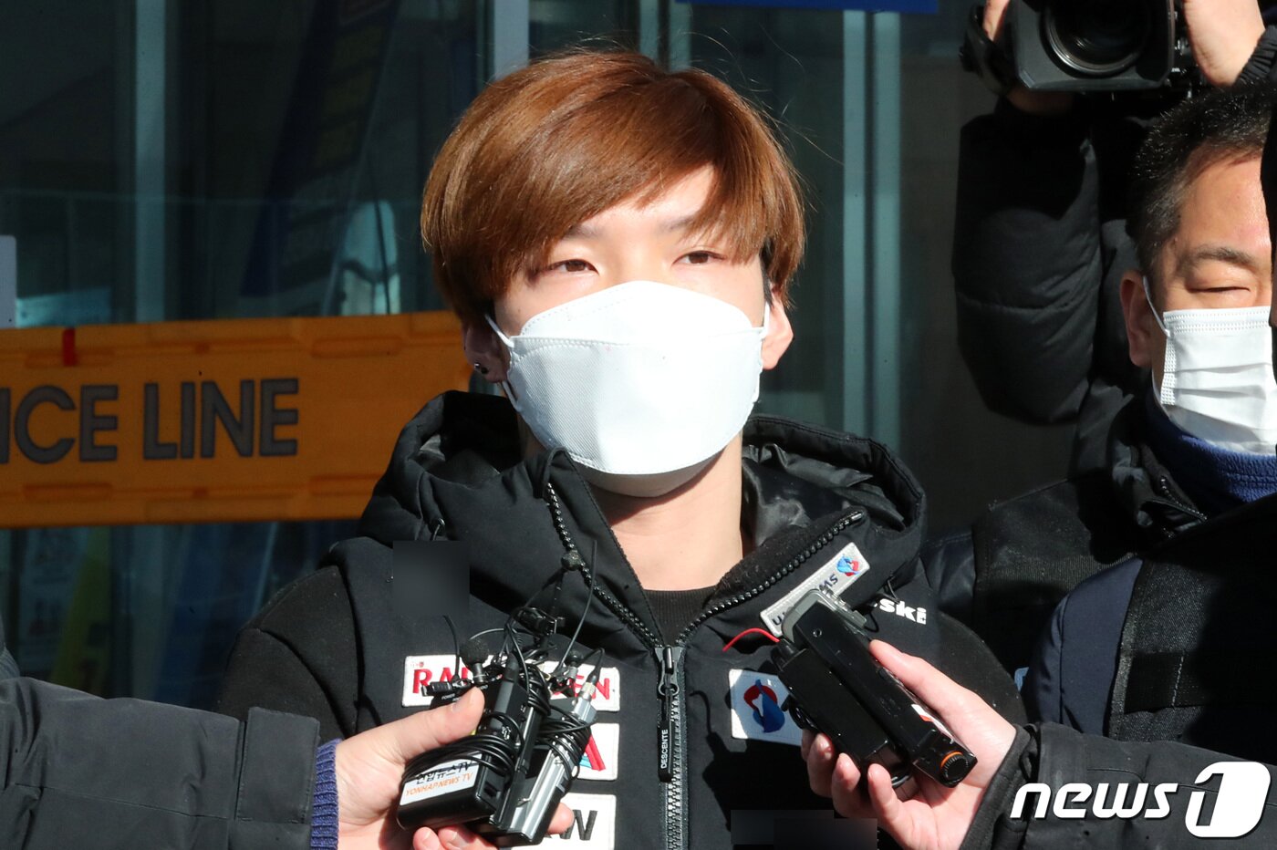 본문 이미지 - 21일 오전 충남 천안 동남경찰서에서 이별을 통보한 여성을 살해한 혐의를 받고 있는 조현진이 검찰로 송치되고 있다. 조현진은 지난 12일 충남 천안에서 이별을 통보한 여성에게 흉기를 휘둘러 숨지게 한 혐의를 받고 있으며, 충남경찰청은 신상공개심의위원회를 열어 조현진의 신상 공개를 결정했다. 2022.1.21/뉴스1 ⓒ News1 김기태 기자