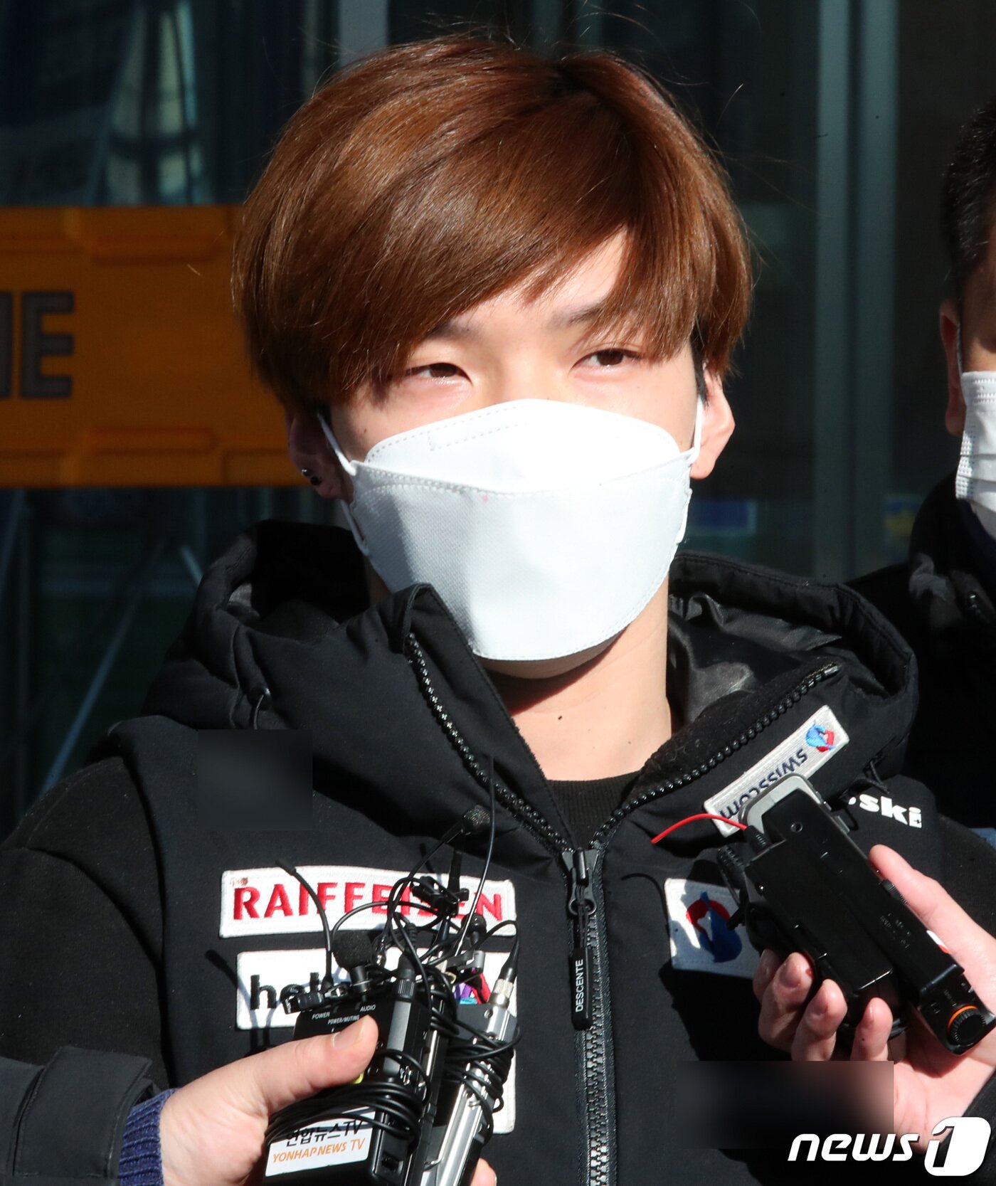 본문 이미지 - 21일 오전 충남 천안 동남경찰서에서 이별을 통보한 여성을 살해한 혐의를 받고 있는 조현진이 검찰로 송치되고 있다. 조현진은 지난 12일 충남 천안에서 이별을 통보한 여성에게 흉기를 휘둘러 숨지게 한 혐의를 받고 있으며, 충남경찰청은 신상공개심의위원회를 열어 조현진의 신상 공개를 결정했다. 2022.1.21/뉴스1 ⓒ News1 김기태 기자