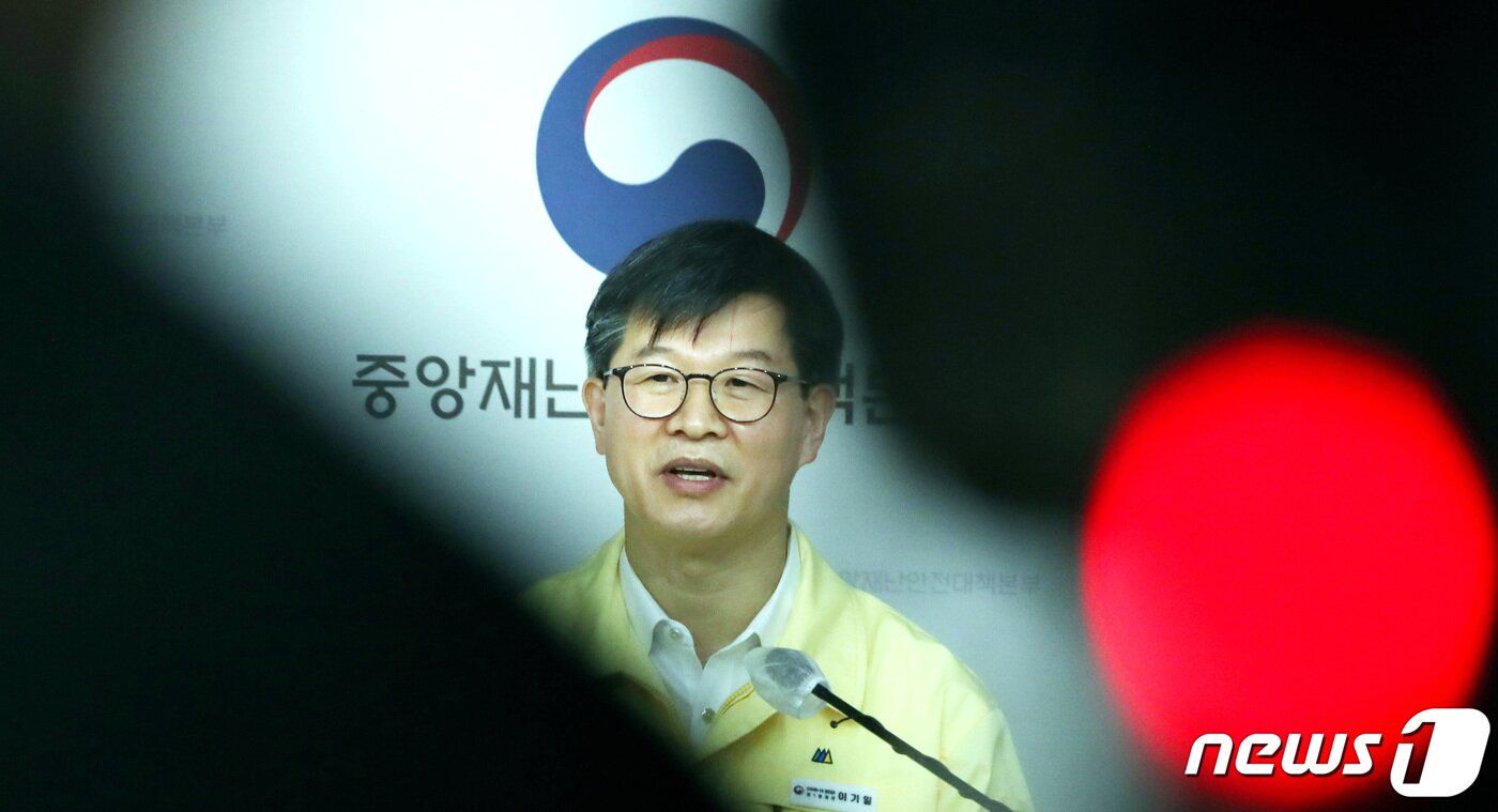 본문 이미지 - 중앙재난안전대책본부 이기일 제1통제관이 21일 세정시 세종청부청사에서 오미크론의 의료대응 전략등에 대해 브리핑 하고 있다. 2022.1.21/뉴스1 ⓒ News1 김기남 기자