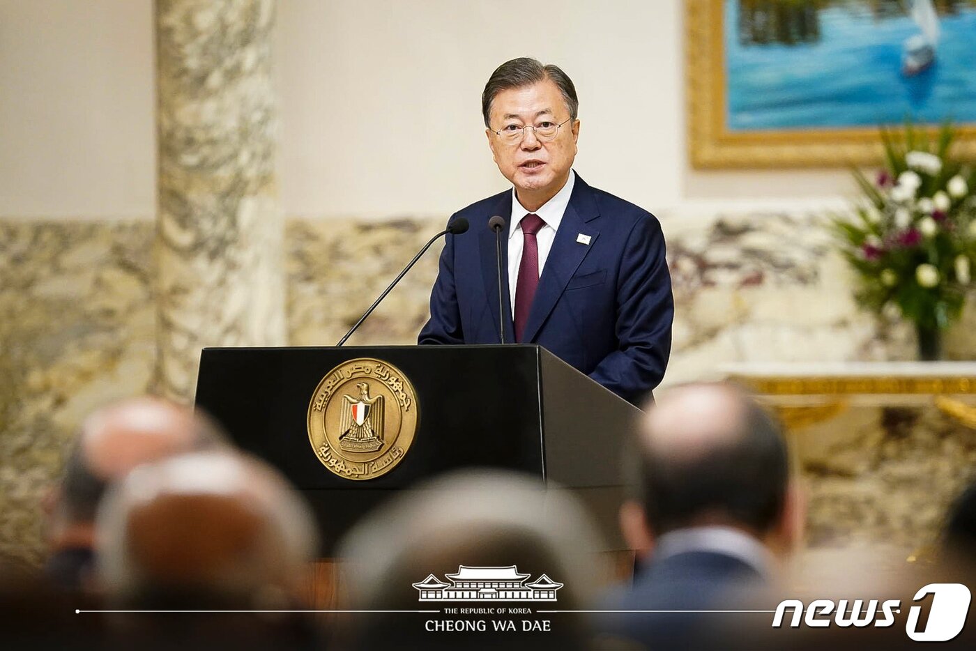 본문 이미지 - 문재인 대통령이 20일(현지시간) 이집트 카이로 대통령궁에서 압델 파타 엘시시 이집트 대통령과 정상회담을 마친 후 열린 공동언론발표에서 발언하고 있다. (청와대 페이스북) 2022.1.21/뉴스1