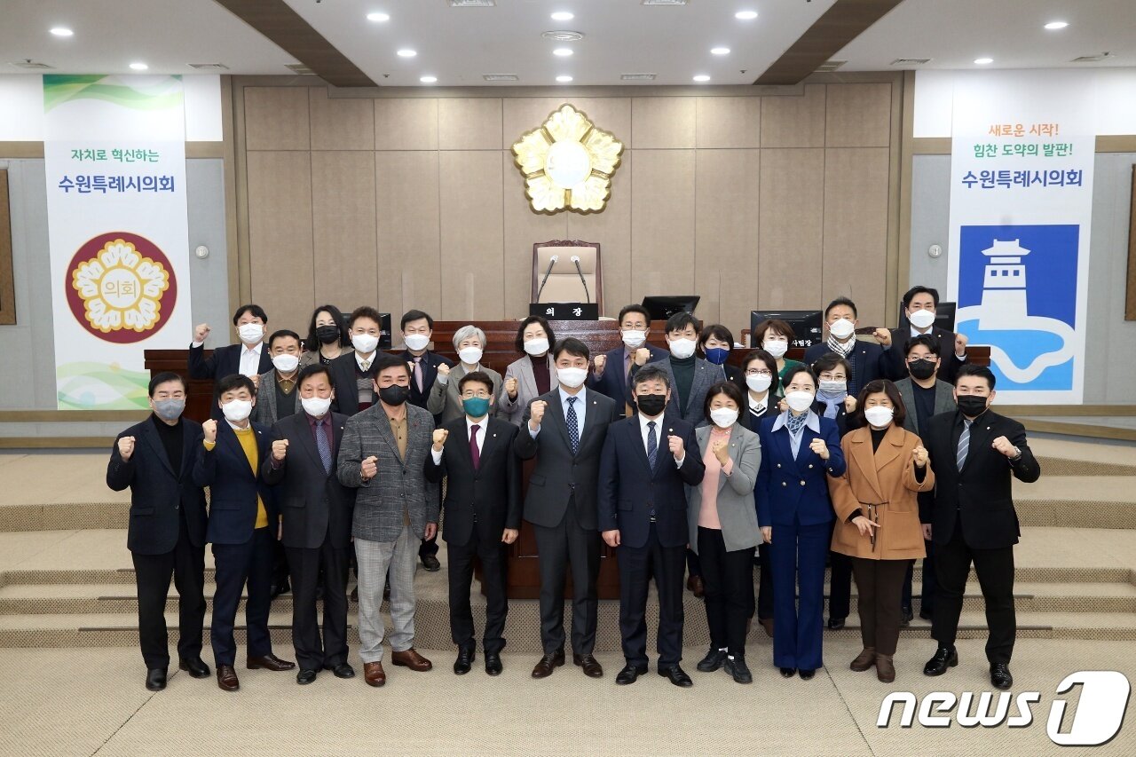 본문 이미지 - 수원시의회 여야 시의원들이 21일 파행을 맞았던 본회의를 마친 뒤 파이팅을 외치며 기념촬영을 하고 있다. ⓒ 뉴스1