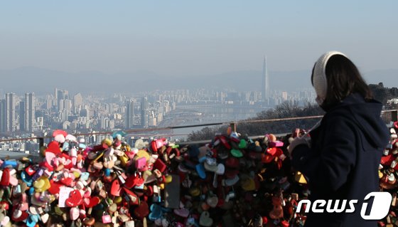 미세먼지 '나쁨'에 뿌연 서울 하늘
