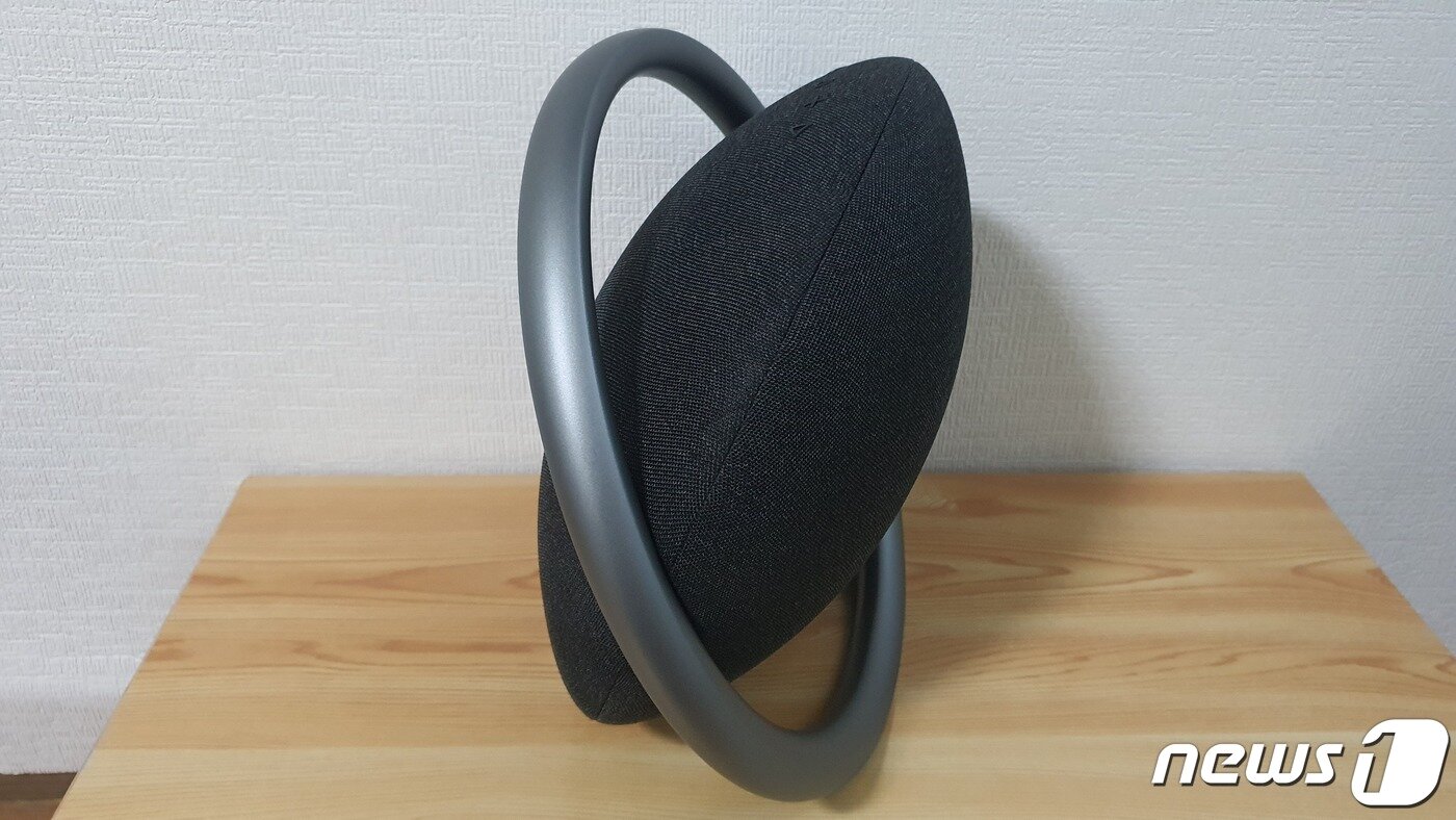 본문 이미지 - 하만카돈(Harman Kardon)의 스테레오 블루투스 스피커 'ONYX STUDIO 7'을 측면에서 본 모습. ⓒ News1 정상훈 기자