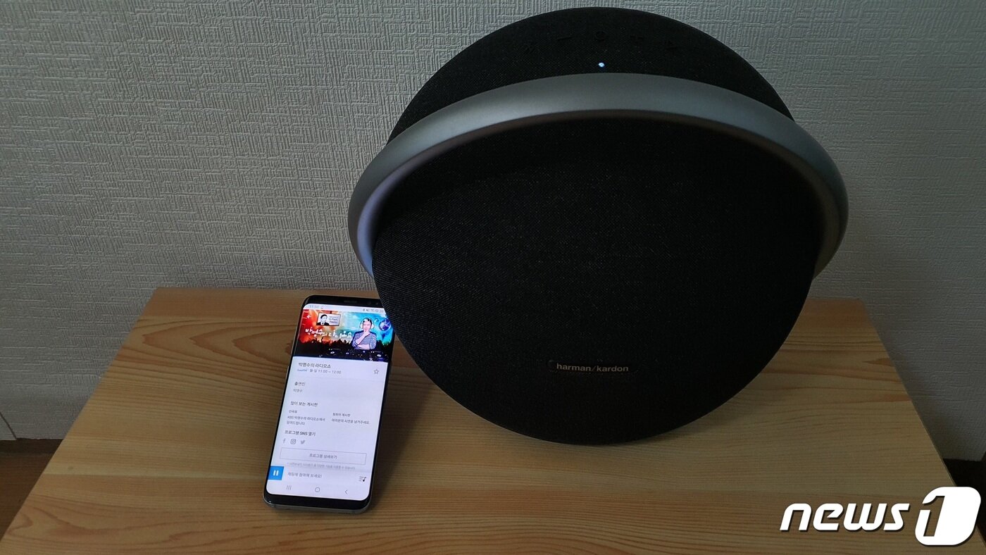 본문 이미지 - 하만카돈(Harman Kardon)의 스테레오 블루투스 스피커 'ONYX STUDIO 7'을 라디오와도 연결해봤다. ⓒ News1 정상훈 기자