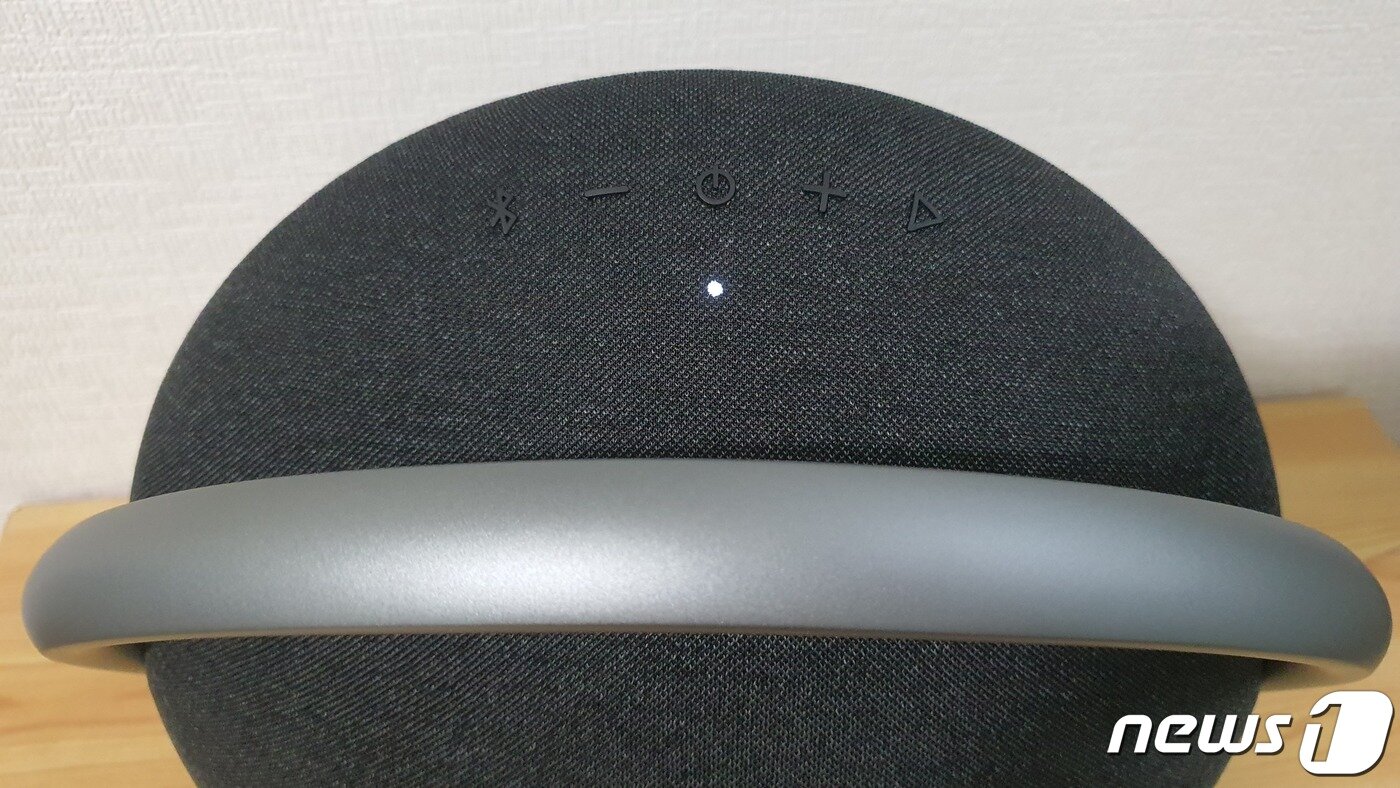 본문 이미지 - 하만카돈(Harman Kardon)의 스테레오 블루투스 스피커 'ONYX STUDIO 7'의 조작부 모습. ⓒ News1 정상훈 기자