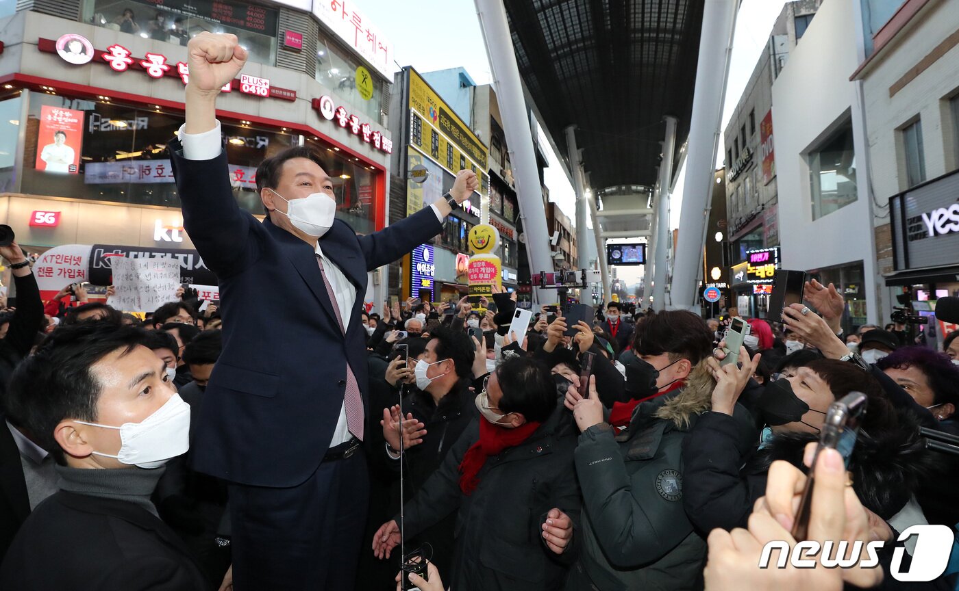 본문 이미지 - 윤석열 국민의힘 대선 후보가 21일 오후 대전 동구 중앙시장을 방문해 즉석연설을 하며 손인사를 하고 있다. 2022.1.21/뉴스1 ⓒ News1 이동해 기자