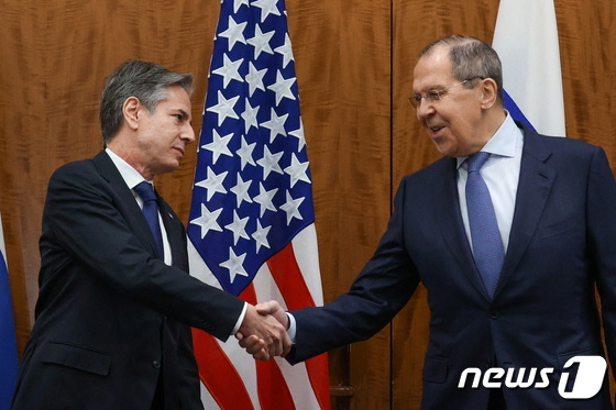 21일(현지시간)  토니 블링컨(왼쪽) 미국 국무장관과 세르게이 라브로프(오른쪽) 러시아 외무장관이 스위스 제네바에서 만나 회담 전  악수를 하고 있다. 2022.01.21 © 로이터=뉴스1 © News1 최서윤 기자