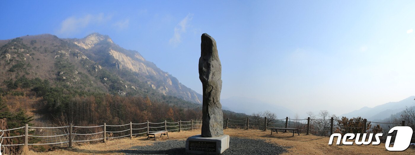 본문 이미지 - 충주 충주 수안보면 미륵리 하늘재 정상석 모습.(충주시 제공)20-22.1.22/ⓒ 뉴스1