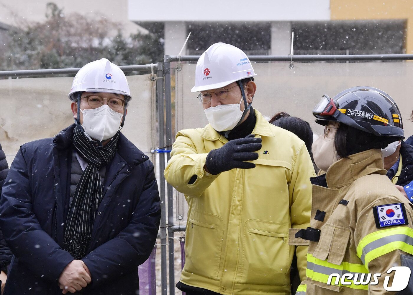 본문 이미지 - 이용섭 광주시장이 13일 오후 서구 화정동 현대산업개발 아파트 신축공사 붕괴사고 현장을 찾은 방정균 청와대 시민사회수석과 사고 수습상황을 점검하고 현장을 살펴보고 있다.(광주시 제공)2022.1.22/뉴스1 ⓒ News1 박준배 기자