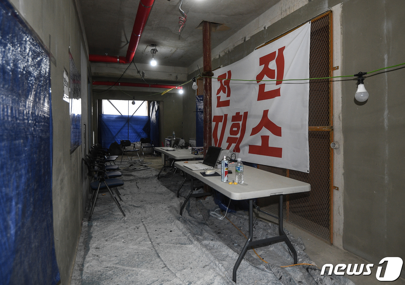 (광주=뉴스1) 황희규 기자 = 22일 오전 광주 서구 화정동 아이파크 아파트 신축공사 붕괴사고 현장 내부에 전진 지휘소가 설치돼 있다. 2022.1.22/뉴스1