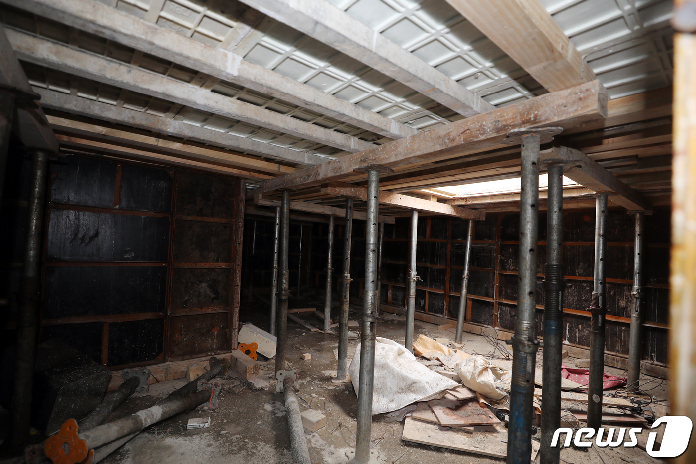 (광주=뉴스1) 황희규 기자 = 22일 오전 광주 서구 화정아이파크 붕괴 건물 39층 슬라브를 받치고 있는 피트층 내부의 모습. 현대산업개발은 당초 붕괴한 39층 바닥(피트층 천장 …