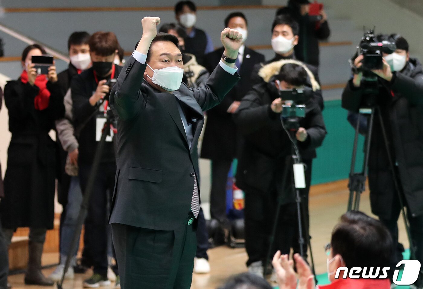 본문 이미지 - 윤석열 국민의힘 대선 후보가 22일 오후 충북 청주시장애인스포츠센터에서 열린 충북 선거대책위원회 필승결의대회에서 인사하고 있다. 2022.1.22/뉴스1 ⓒ News1 이동해 기자