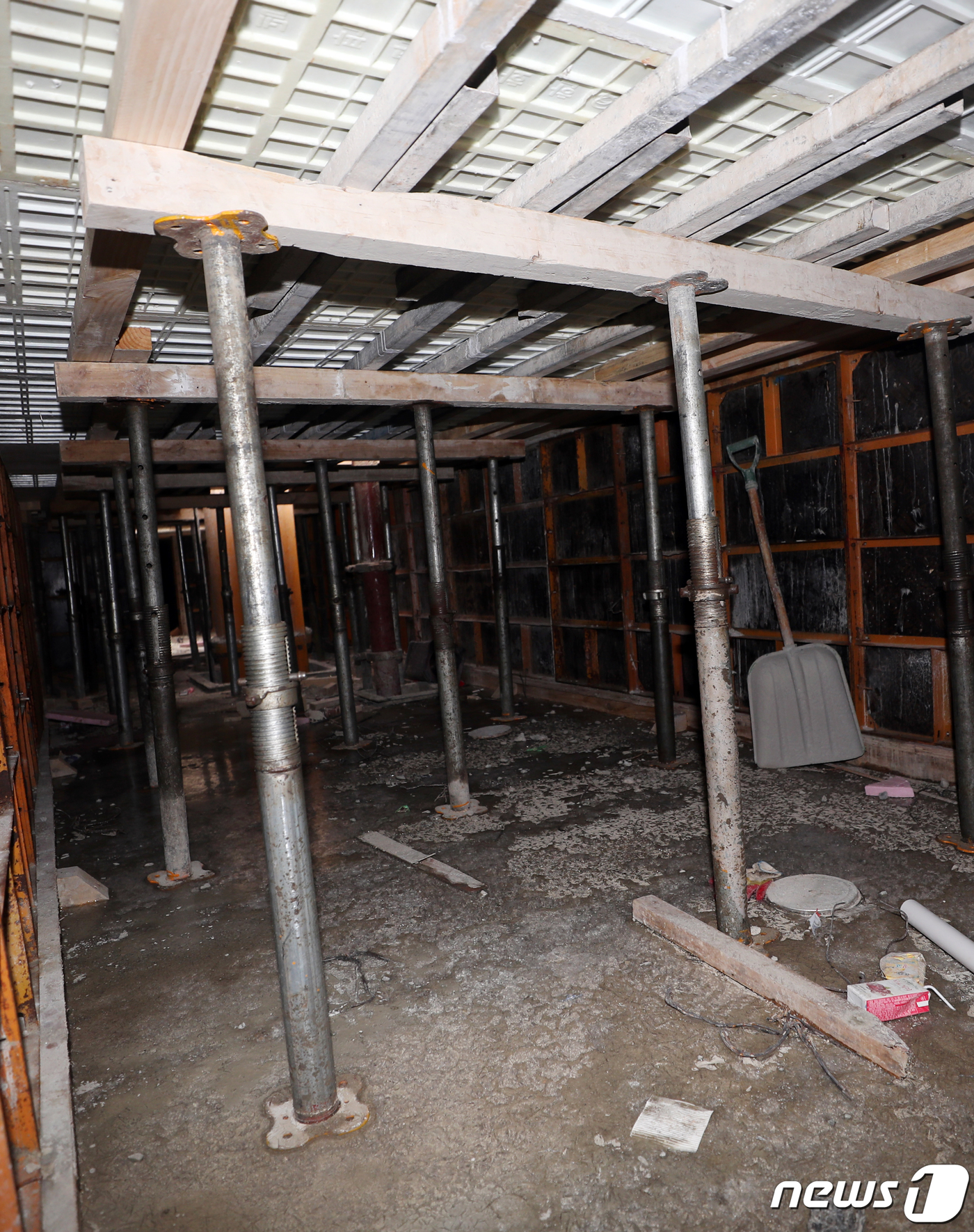 (광주=뉴스1) 황희규 기자 = 22일 오전 광주 서구 화정아이파크 붕괴 건물 39층 슬라브를 받치고 있는 피트층 내부의 모습. 현대산업개발은 당초 붕괴한 39층 바닥(피트층 천장 …