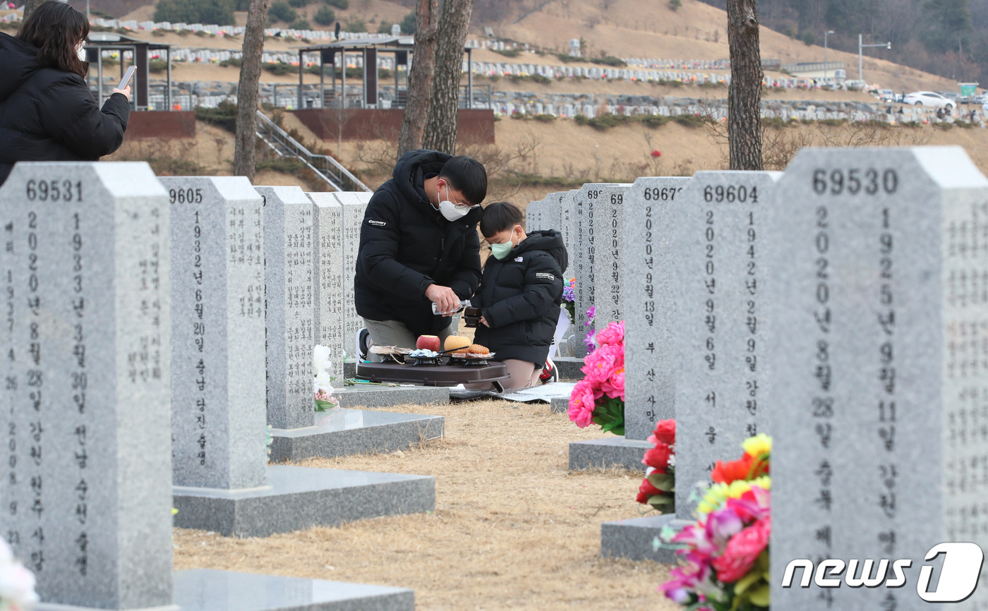 (대전=뉴스1) 김기태 기자 = 설 연휴를 일주일 앞둔 22일 오후 대전 유성구 국립대전현충원에서 참배객들이 미리 성묘를 하고 있다. 설 연휴 기간 현충원과 호국원 등 전국 12개 …