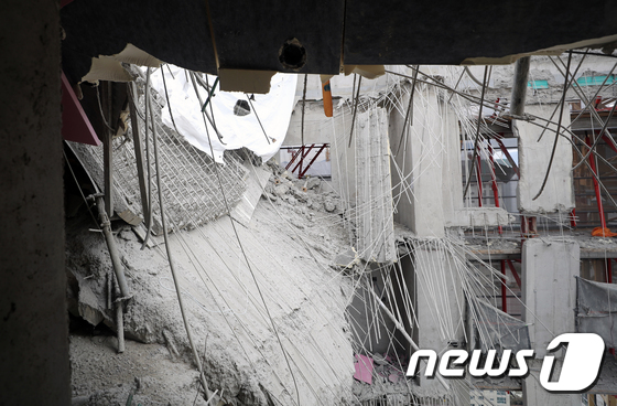 \'폭탄 맞은듯\' 광주 아파트 붕괴사고 현장 내부 공개