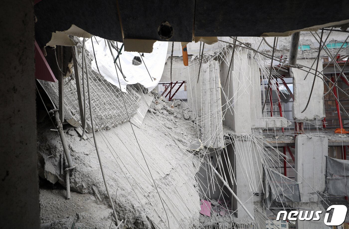 본문 이미지 - 광주 서구 화정아이파크 붕괴 사고현장 내부에 데크 플레이트가 무너져 내려 있다. 2022.1.22/뉴스1 ⓒ News1 황희규 기자
