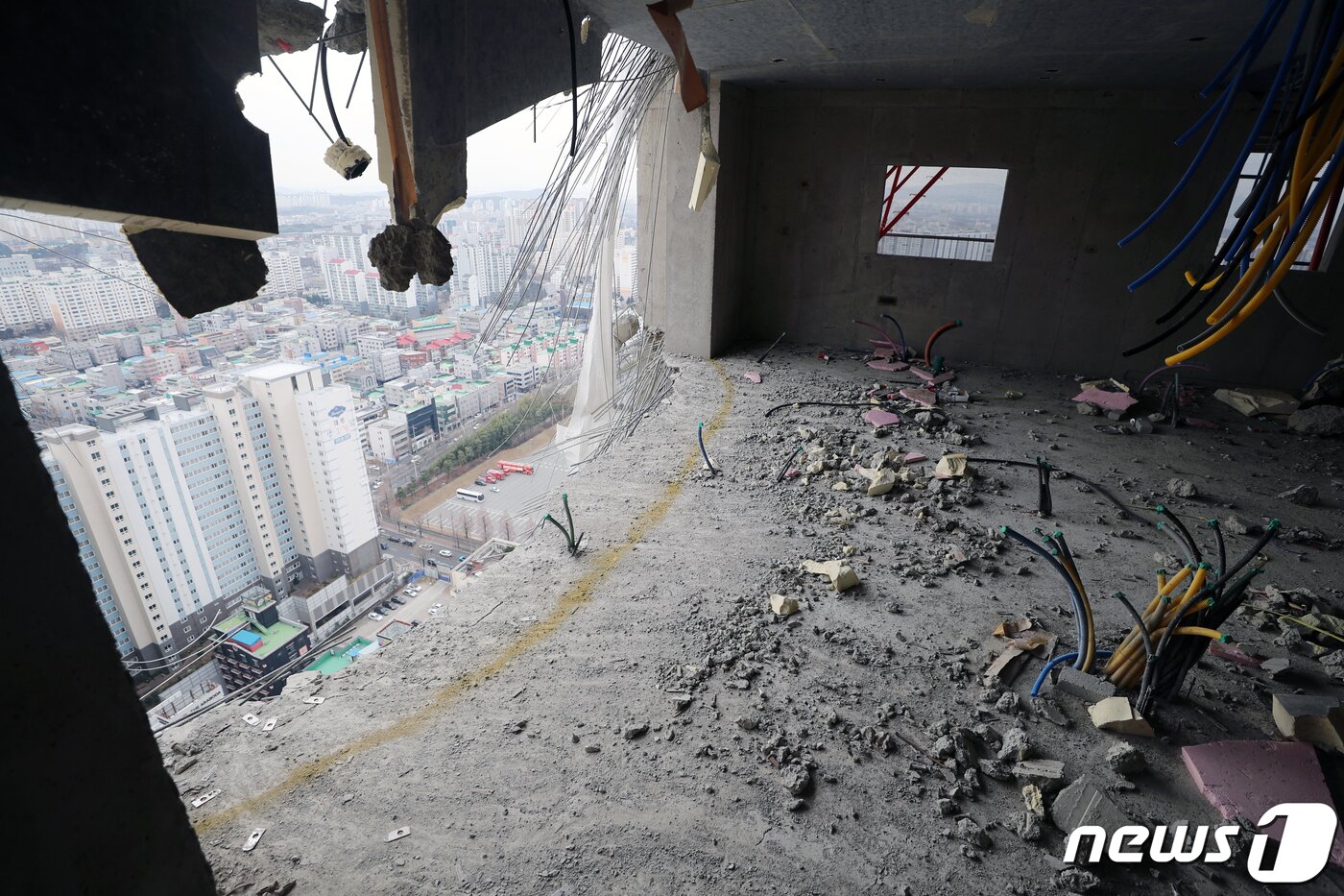 본문 이미지 - 22일 오전 광주 서구 화정아이파크 붕괴 사고현장 내부가 언론에 공개되고 있다. 2022.1.22/뉴스1 ⓒ News1 황희규 기자