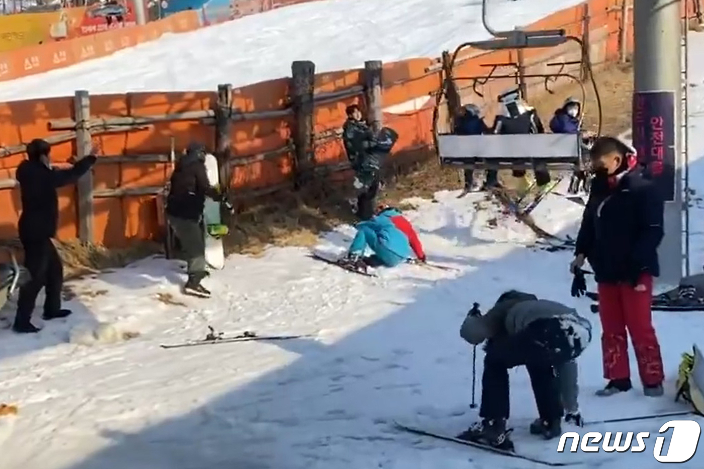 (서울=뉴스1) 민경석 기자 = 22일 오후 경기 포천 베어스타운 리프트가 역주행하는 사고가 발생했다.이번 사고로 리프트에서 자력으로 탈출하거나 떨어지는 등 50여명의 부상자가 발 …