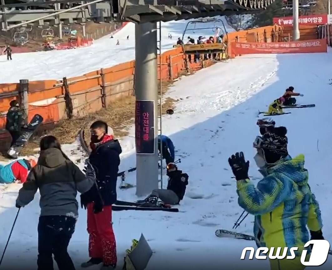 본문 이미지 - 22일 오후 경기 포천 베어스타운 리프트가 역주행하는 사고가 발생했다.(SNS 캡처) 2022.1.22/뉴스1 ⓒ News1 민경석 기자