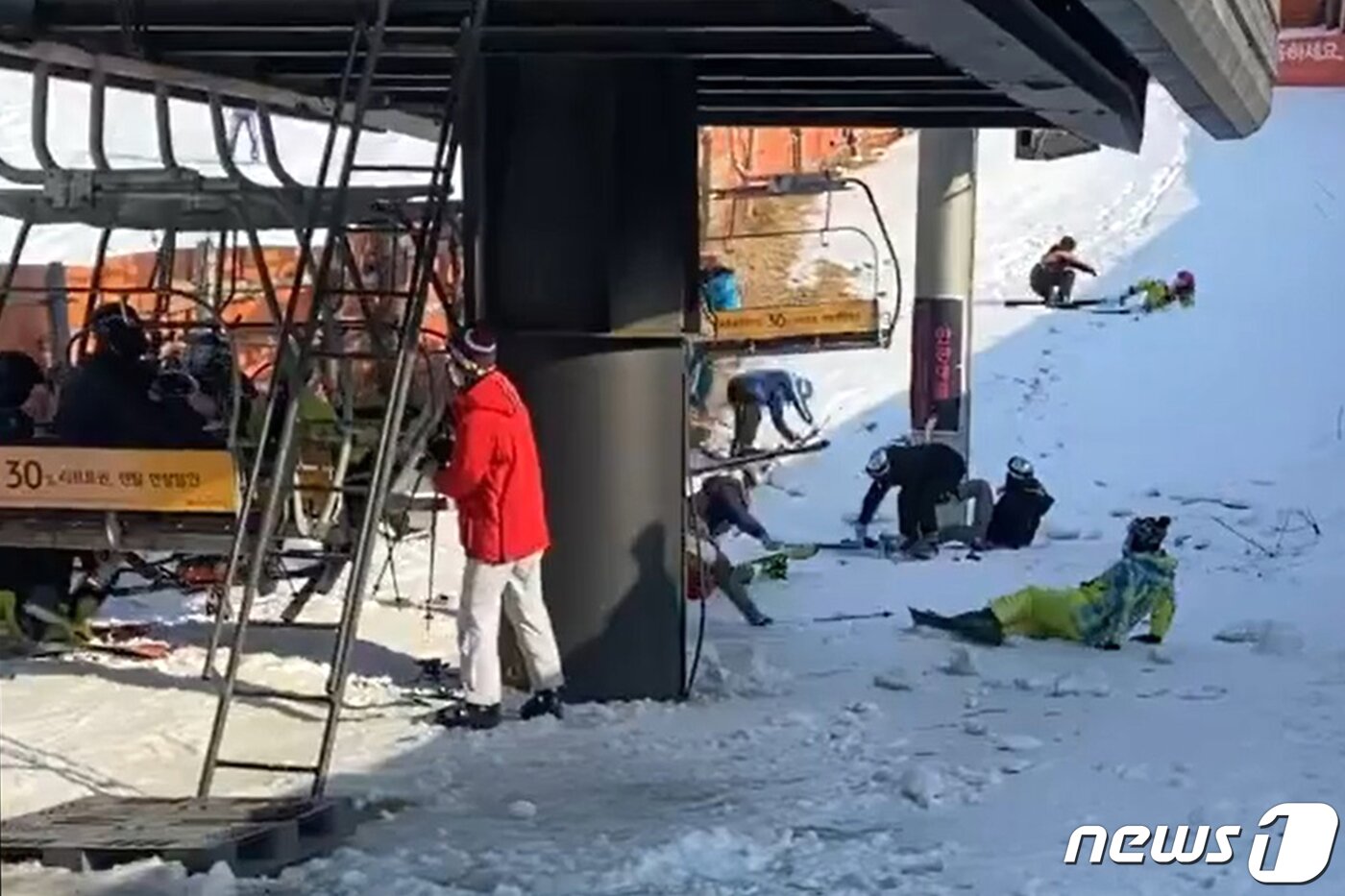 본문 이미지 - 22일 오후 경기 포천 베어스타운 리프트가 역주행하는 사고가 발생했다.(SNS 캡처) 2022.1.22/뉴스1 ⓒ News1 민경석 기자