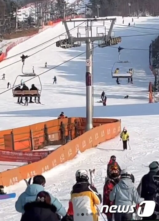 본문 이미지 - 22일 오후 경기 포천 베어스타운 리프트가 역주행하는 사고가 발생했다.(SNS 캡처) 2022.1.22/뉴스1 ⓒ News1 민경석 기자