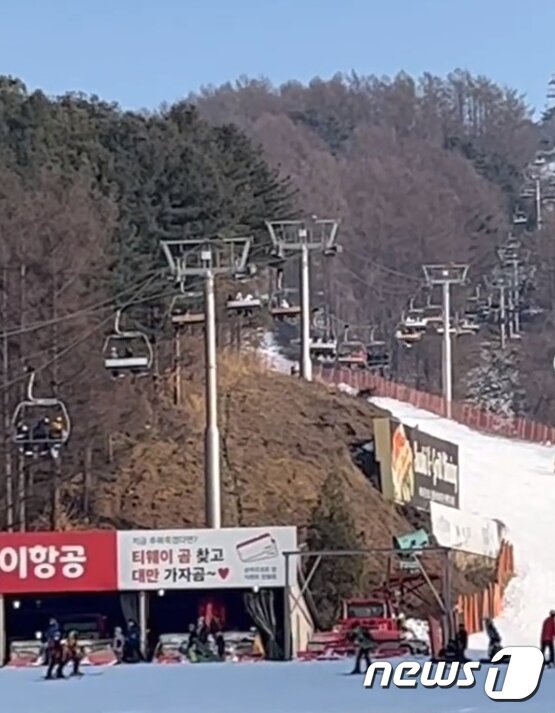 본문 이미지 - 22일 오후 경기 포천 베어스타운 리프트가 역주행하는 사고가 발생했다. (SNS 캡처) 2022.1.22/뉴스1 ⓒ News1 민경석 기자