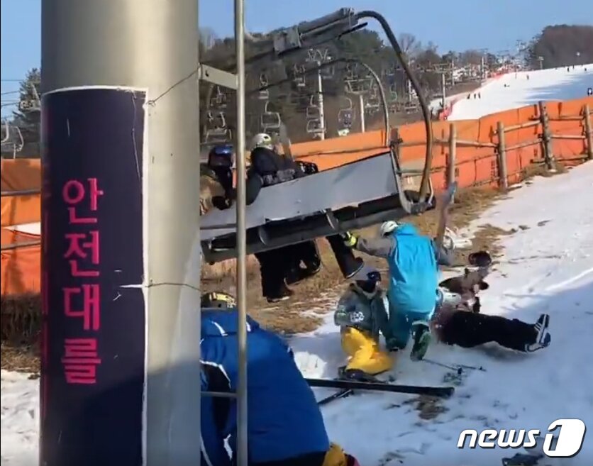 본문 이미지 - 22일 오후 경기 포천 베어스타운 리프트가 역주행하는 사고가 발생했다.(SNS 캡처) 2022.1.22/뉴스1 ⓒ News1 민경석 기자