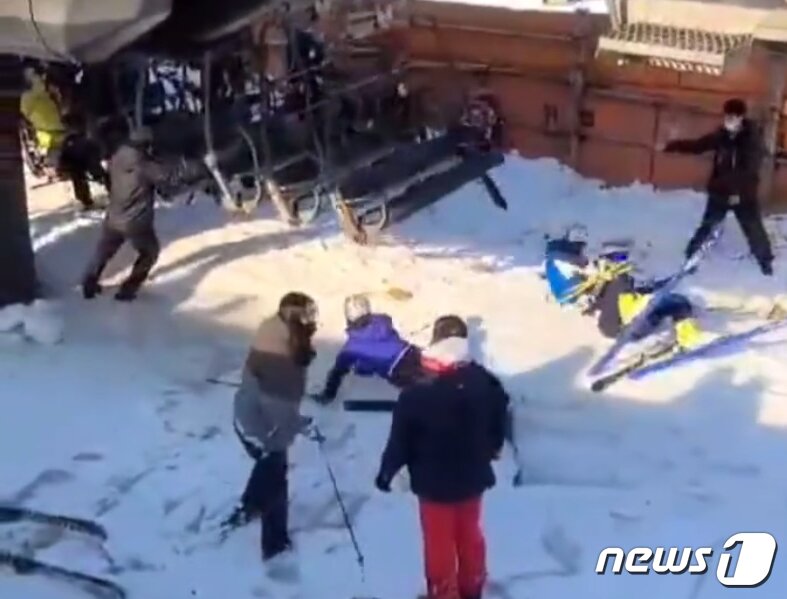 본문 이미지 - 22일 오후 경기 포천 베어스타운 리프트가 역주행하는 사고가 발생했다. 이번 사고로 리프트에서 자력으로 탈출하거나 떨어지는 등 50여명의 부상자가 발생한 것으로 알려졌다. 또한 리프트가 멈춰 수십여명이 1시간여 동안 공중 리프트에 고립됐던 것으로 전해졌다. 사진은 이날 사고 당시 모습.(SNS 캡처) 2022.1.22/뉴스1 ⓒ News1 민경석 기자