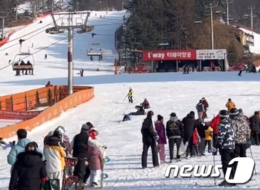본문 이미지 - 22일 오후 경기 포천 베어스타운 리프트가 역주행하는 사고가 발생했다.(SNS 캡처) 2022.1.22/뉴스1 ⓒ News1 민경석 기자