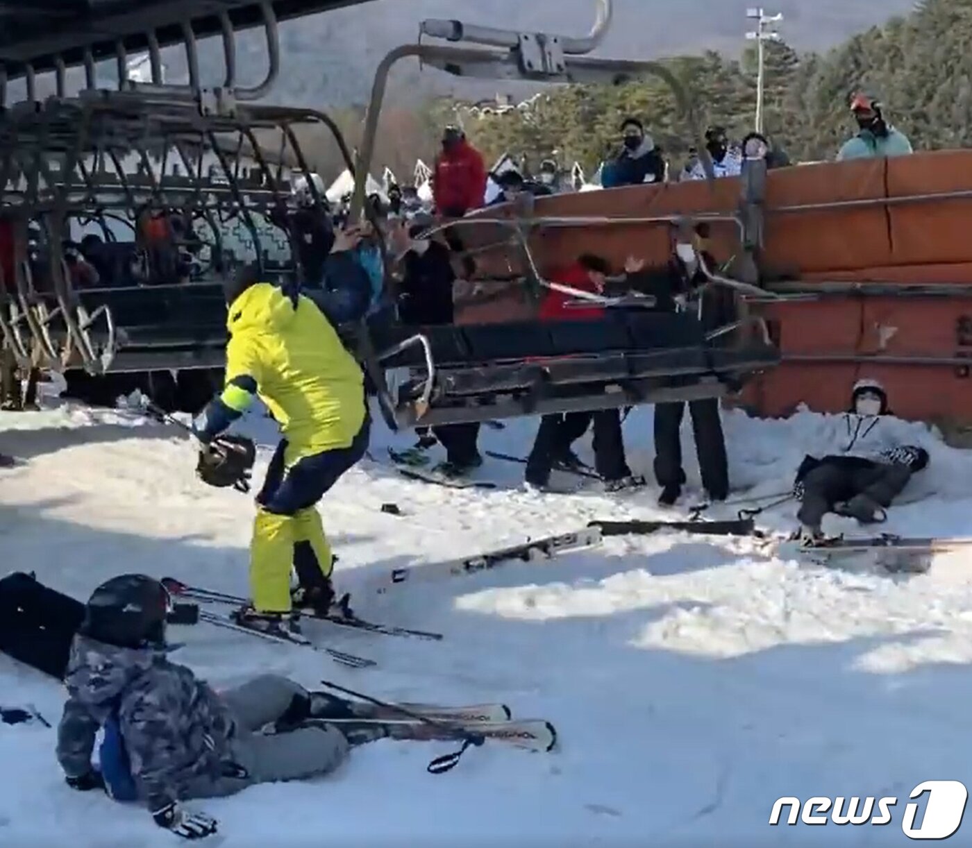 본문 이미지 - 22일 오후 경기 포천 베어스타운 리프트가 역주행하는 사고가 발생했다.(SNS 캡처) 2022.1.22/뉴스1 ⓒ News1 민경석 기자