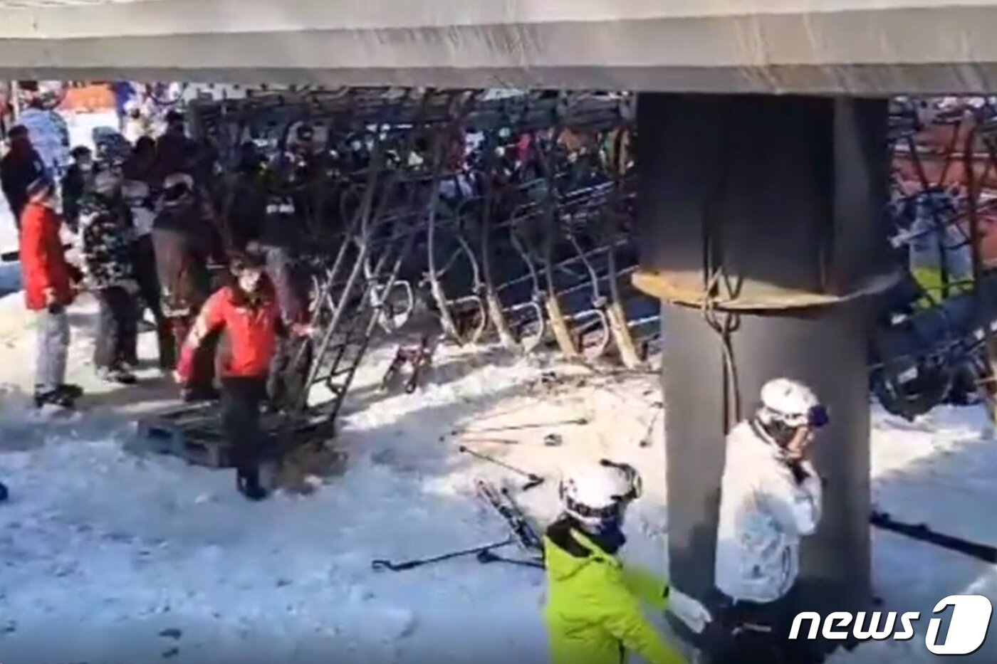 본문 이미지 - 22일 오후 경기 포천 베어스타운 리프트가 역주행하는 사고가 발생했다. 이번 사고로 리프트에서 자력으로 탈출하거나 떨어지는 등 50여명의 부상자가 발생한 것으로 알려졌다. 또한 리프트가 멈춰 수십여명이 1시간여 동안 공중 리프트에 고립됐던 것으로 전해졌다. 사진은 이날 사고 당시 모습.(SNS 캡처) 2022.1.22/뉴스1 ⓒ News1 민경석 기자