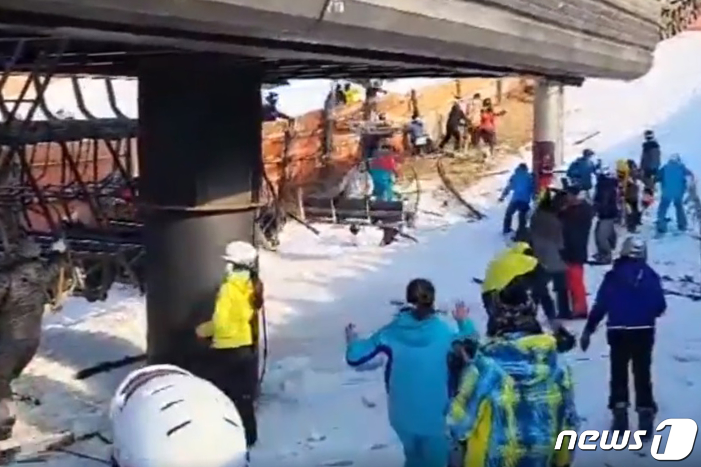 (서울=뉴스1) 민경석 기자 = 22일 오후 경기 포천 베어스타운 리프트가 역주행하는 사고가 발생했다. 이번 사고로 리프트에서 자력으로 탈출하거나 떨어지는 등 50여명의 부상자가 …