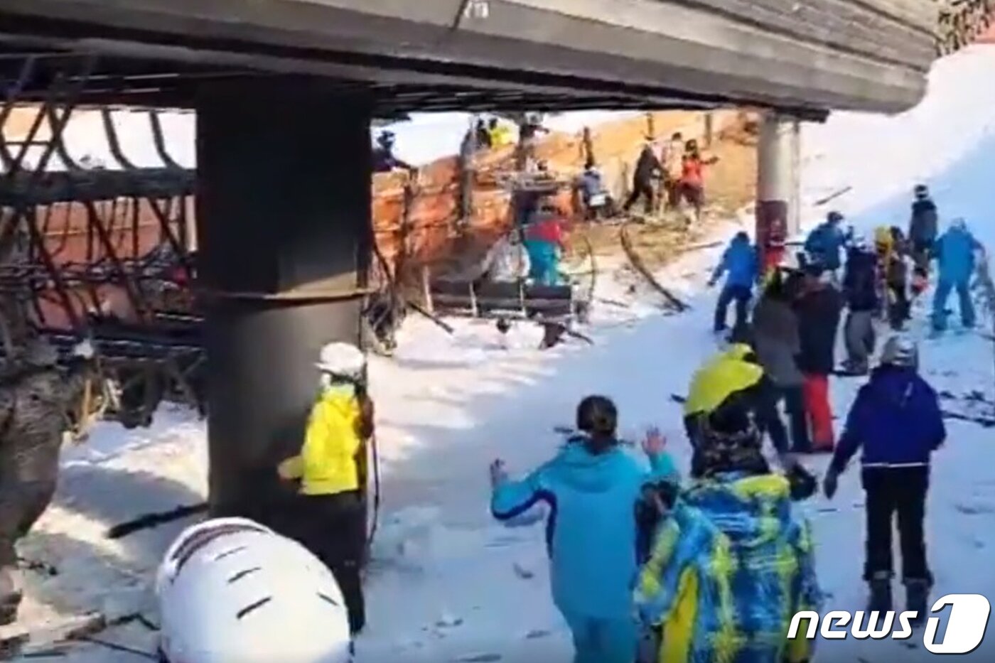 본문 이미지 - 22일 오후 경기 포천 베어스타운 리프트가 역주행하는 사고가 발생했다. (SNS 캡처) 2022.1.22/뉴스1 ⓒ News1 민경석 기자