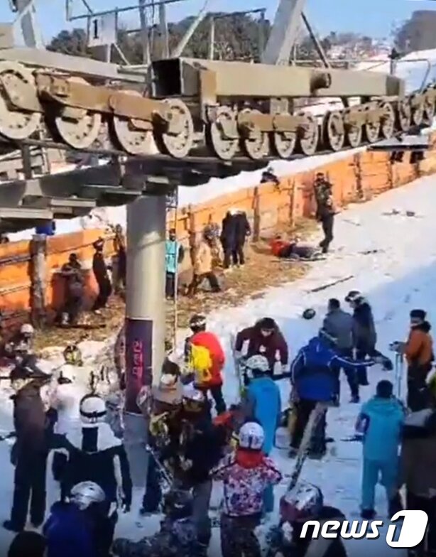 본문 이미지 - 22일 오후 경기 포천 베어스타운 리프트가 역주행하는 사고가 발생했다.(SNS 캡처) 2022.1.22/뉴스1 ⓒ News1 민경석 기자