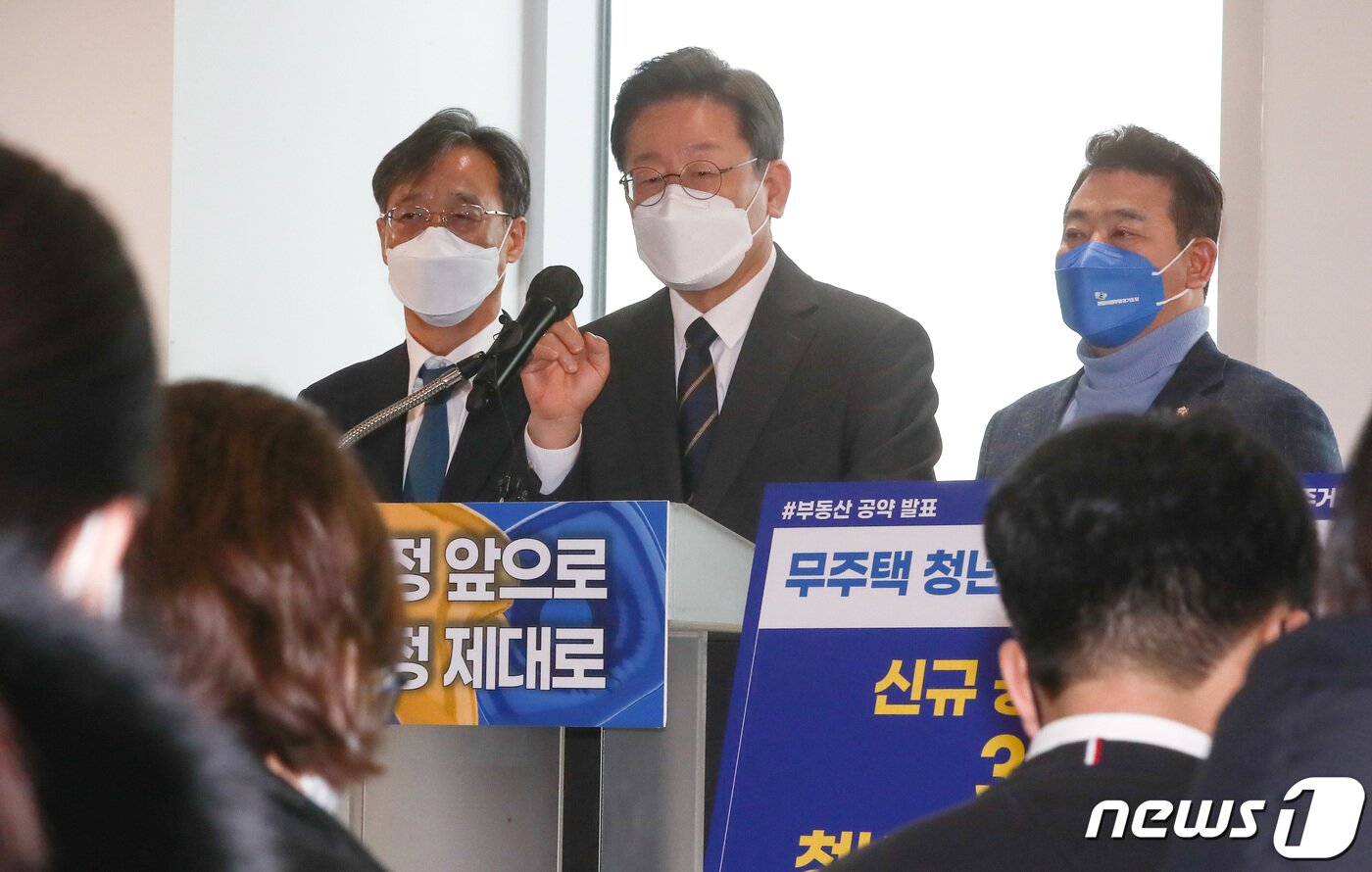 본문 이미지 - 이재명 더불어민주당 대선 후보가 23일 오전 경기도 의왕시 포일 어울림센터에서 부동산 공약 발표를 마치고 취재진의 질문에 답하고 있다. 이 후보는 이날 전국에 총 311만호의 주택을 공급하겠다고 공약했다. 서울은 용산공원 등 부지 개발을 통해 107만호를, 경기도·인천은 김포공항 인근 부지와 경인선 지하화 등으로 111만호를 공급한다는 계획이다. 2022.1.23/뉴스1 ⓒ News1 국회사진취재단