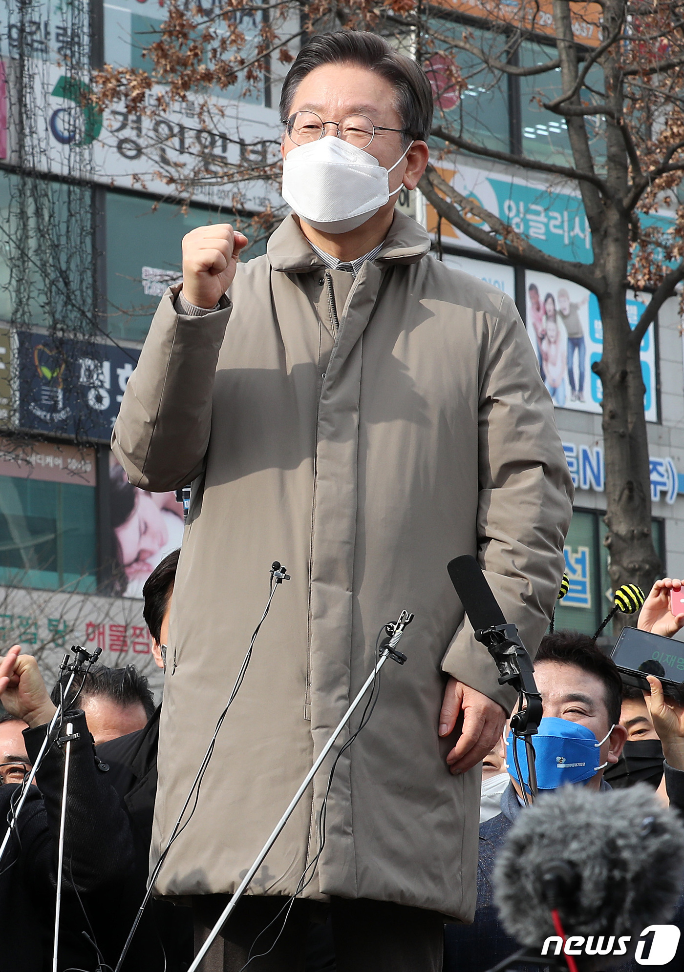 (서울=뉴스1) 국회사진취재단 = 이재명 더불어민주당 대선 후보가 23일 오후 서울·경기 매타버스(매주 타는 민생 버스) '걸어서 민심 속으로'의 일환으로 경기 오산시 오산 버드파 …