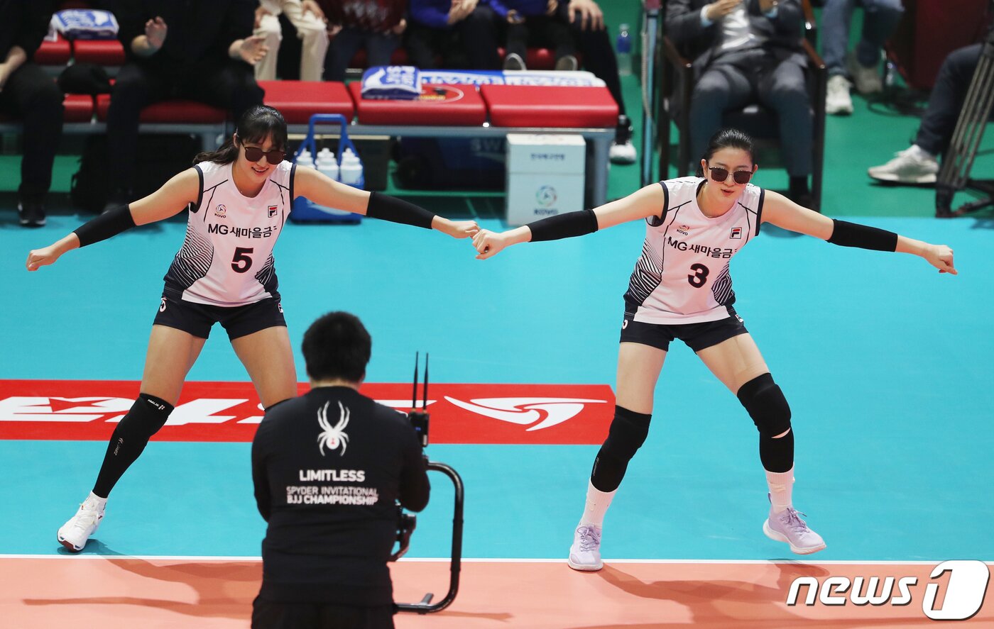 본문 이미지 - 23일 오후 광주광역시 페퍼 스타디움에서 열린 프로배구 ‘도드람 2021~2022 V-리그 올스타전’에서 득점에 성공한 V-STAR팀 정지윤(왼쪽)과 이다현이 축하 세리머니를 하고 있다. 2022.1.23/뉴스1 ⓒ News1 이재명 기자