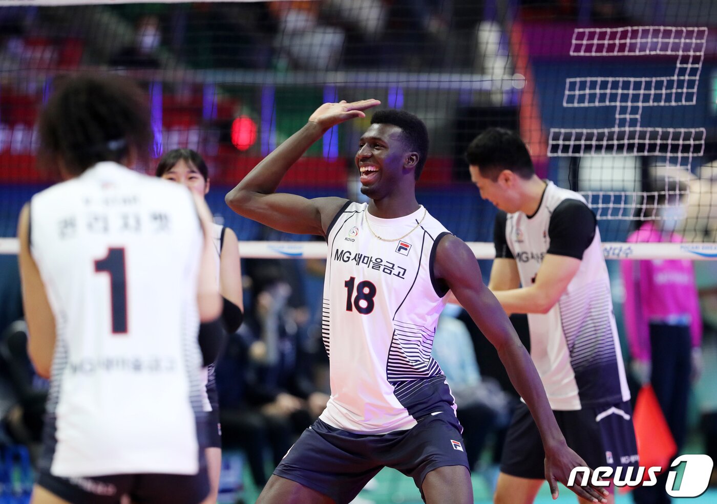 본문 이미지 - 23일 오후 광주광역시 페퍼 스타디움에서 열린 프로배구 ‘도드람 2021~2022 V-리그 올스타전’에서 V-STAR팀이 득점에 성공하자 케이타가 축하 세리머니를 하고 있다. 2022.1.23/뉴스1 ⓒ News1 이재명 기자