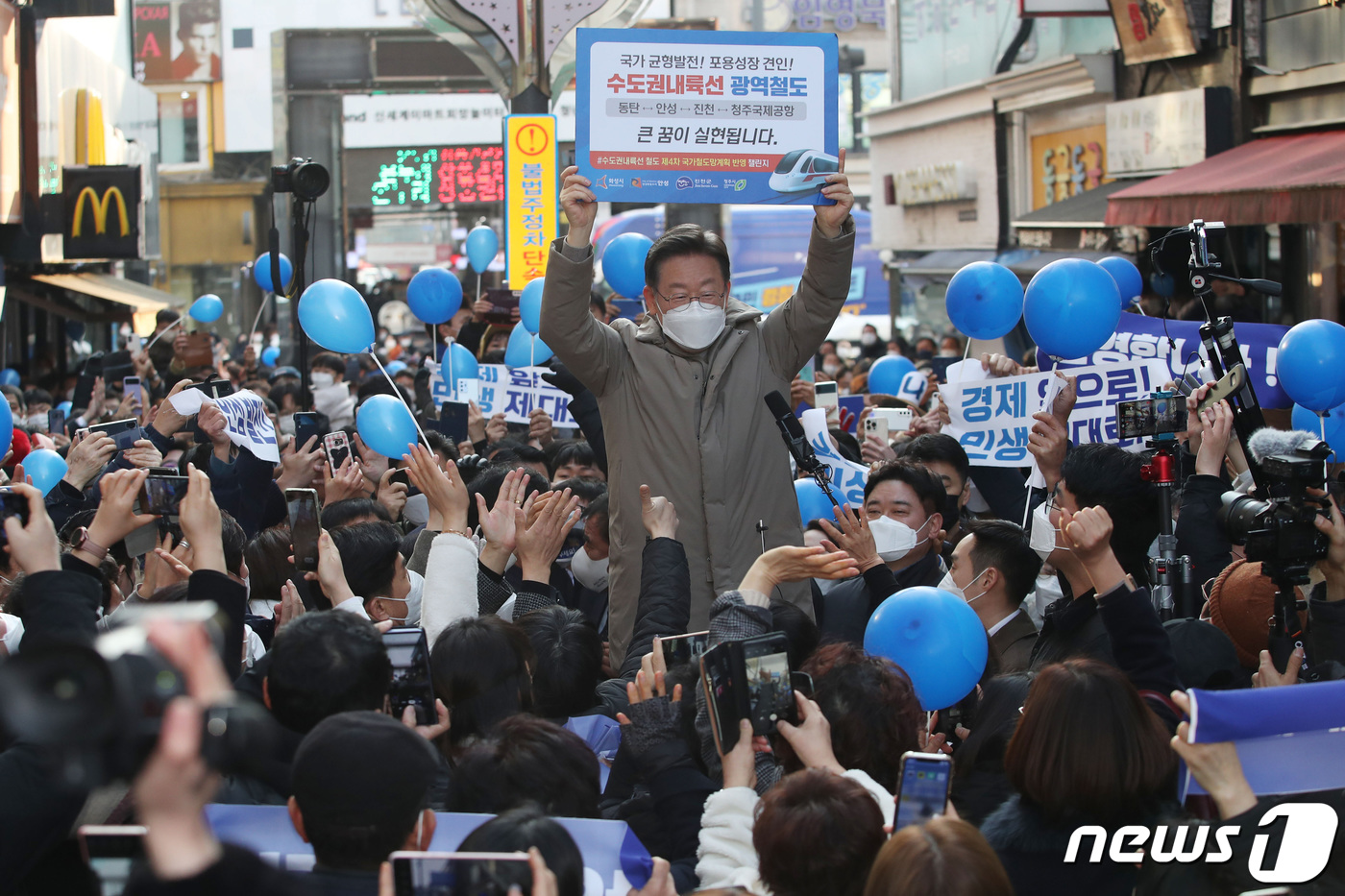 (안성=뉴스1) 국회사진취재단 = 이재명 더불어민주당 대선 후보가 23일 오후 서울·경기 매타버스(매주 타는 민생 버스) '걸어서 민심 속으로'의 일환으로 경기 안성시 명동거리를 …