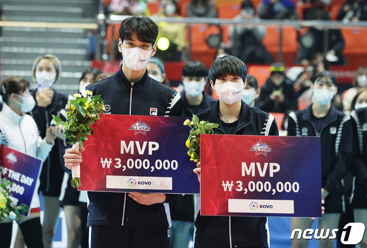 본문 이미지 - 한국전력 임성진과 KGC인삼공사 이소영이 23일 오후 광주광역시 페퍼 스타디움에서 열린 프로배구 ‘도드람 2021~2022 V-리그 올스타전’에서 MVP상을 수여받은 후 기념촬영을 하고 있다. 2022.1.23/뉴스1 ⓒ News1 이재명 기자