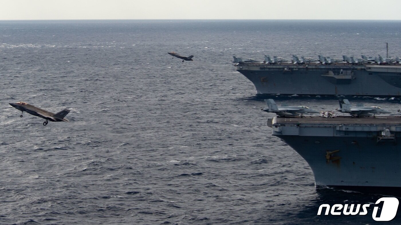 본문 이미지 - 미 해군의 F-35B '라이트닝2' 스텔스 전투기가 '칼 빈슨' '에이브러햄 링컨' 항모로부터 이륙하고 있다. (미 해군 7함대 트위터) ⓒ 뉴스1