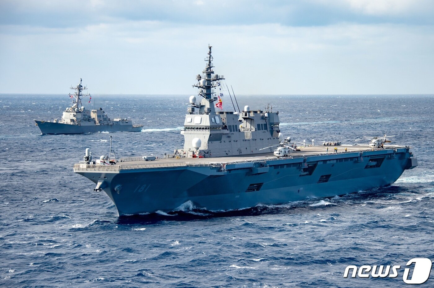 본문 이미지 - 일본 해상자위대의 헬기 탑재형 대형 호위함 '휴가'(앞) (미 해군 7함대 트위터) ⓒ 뉴스1