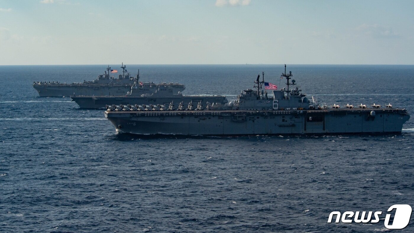 본문 이미지 - 맨 앞부터 미 해군 강습상륙함 '아메리카', 일본 해상자위대 헬기 탑재형 대형 호위함 '휴가', '미 해군 강습상륙함 '에식스' (미 해군 7함대 트위터) ⓒ 뉴스1