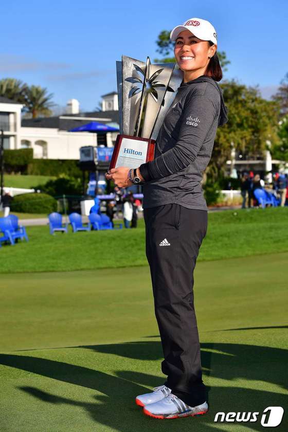 [사진] LPGA 시즌 개막전 우승컵 들고 기뻐하는 대니엘 강