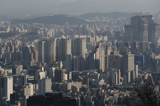 본문 이미지 - 전국 집값 상승폭이 1년 8개월 만에 최저로 떨어졌다. 지난 23일 KB부동산 자료에 따르면 이달 전국 주택(아파트·연립·다세대·단독주택 포함)의 평균 매매 가격은 0.28% 상승했다. 이는 2020년 5월(0.14%) 이후 최저 상승률이다.  사진은 24일 서울 남산에서 바라본 아파트 밀집지역 모습. 2022.1.24/뉴스1 ⓒ News1 성동훈 기자
