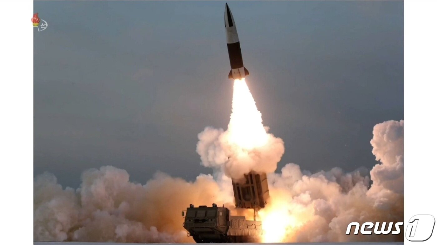 본문 이미지 - 북한 단거리탄도미사일 KN-24 (조선중앙TV 캡처) ⓒ 뉴스1