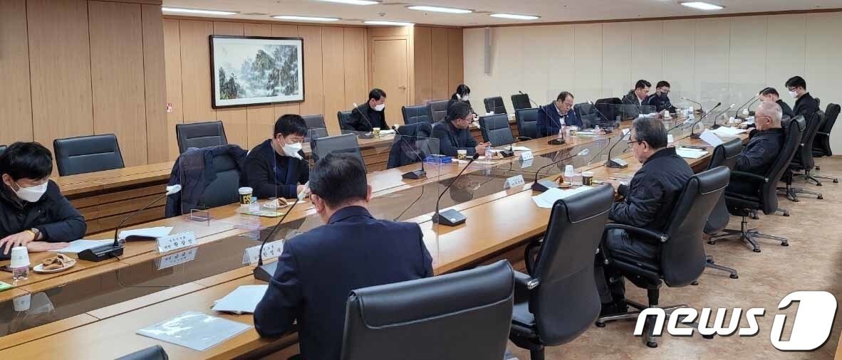 본문 이미지 - 나주시의회 '나주부영cc개발사업 공익확보를 위한 특별위원회'(위원장 이상만)는 지난 1월 24일 서울 중구에 위치한 부영그룹 본사를 찾아 '공익개발'을 주요 내용을 하는 지역사회의 입장문을 전달했다. ⓒ News1