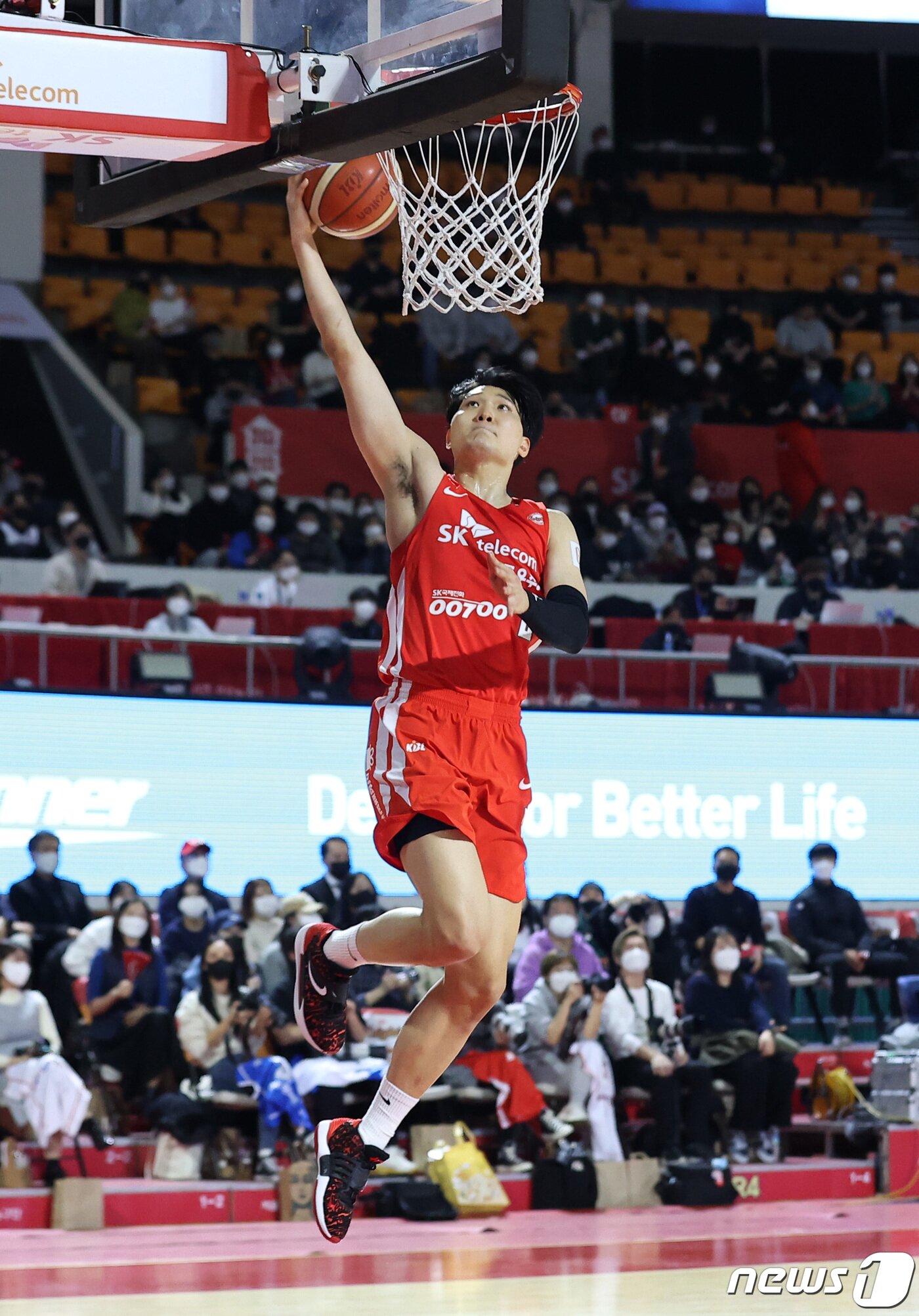본문 이미지 - 24일 오후 서울 송파구 잠실종합운동장 학생체육관에서 열린 '2021-2022 KGC인삼공사 정관장 프로농구' 서울 SK와 대구 한국가스공사의 경기, SK 안영준이 속공 상황에서 득점하고 있다. 2022.1.24/뉴스1 ⓒ News1 조태형 기자