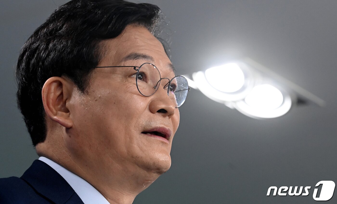 본문 이미지 - 송영길 더불어민주당 대표가 25일 오전 서울 여의도 민주당사에서 긴급 기자회견을 하고 있다. 송 대표는 이날 "정치교체를 위해 저부터 내려놓겠다. 다음 총선(2024년 4월)에 출마하지 않겠다＂고 밝혔다. 또 오는 3월 서울 종로구와 경기 안성시, 충북 청주시 상당구 재보궐선거에 민주당 후보를 공천하지 않겠다고 했다. 2022.1.25/뉴스1 ⓒ News1 구윤성 기자